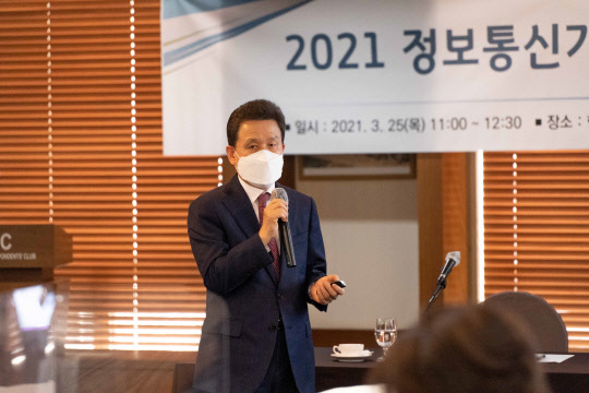 전성배 IITP 원장이 25일 가진 기자 간담회에서 기관 운영방향을 설명하고 있다. IITP 제공